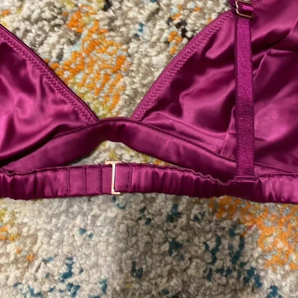 𝅺Victoria’s Secret Triangle Shaped Bra Size L